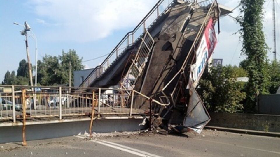 Груз машины оказался выше моста