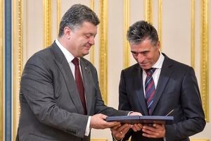 Петр Порошенко наградил Андерса Фог Расмуссена "за значительный личный вклад в развитие сотрудничества между Украиной и Североатлантическим Альянсом"