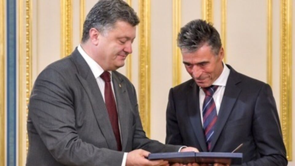 Петр Порошенко наградил Андерса Фог Расмуссена "за значительный личный вклад в развитие сотрудничества между Украиной и Североатлантическим Альянсом"