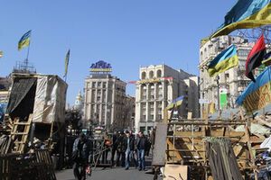 Киевляне требуют срочно убрать мусор, остатки шин и палатки<br /><br />