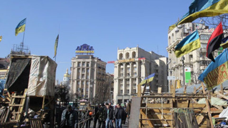 Киевляне требуют срочно убрать мусор, остатки шин и палатки<br /><br />