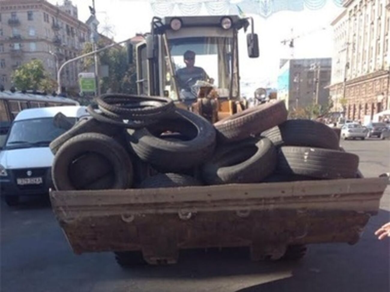 Пострадавшим на баррикадах выплачивают компенсации, а сами баррикады разбирают