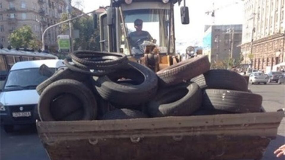 Пострадавшим на баррикадах выплачивают компенсации, а сами баррикады разбирают