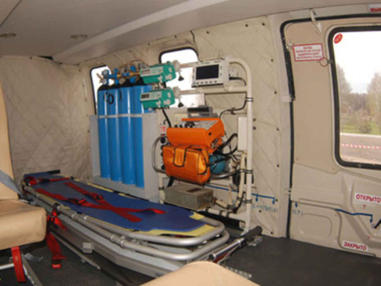 Внутри санитарного вертолета Ми-8