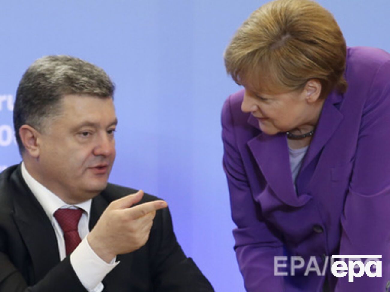 Петр Порошенко и Ангела Меркель во время церемонии подписания Соглашения об ассоциации между Украиной и ЕС &nbsp;27 июня 2014 года в Брюсселе