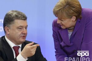 Петр Порошенко и Ангела Меркель во время церемонии подписания Соглашения об ассоциации между Украиной и ЕС 27 июня 2014 года в Брюсселе