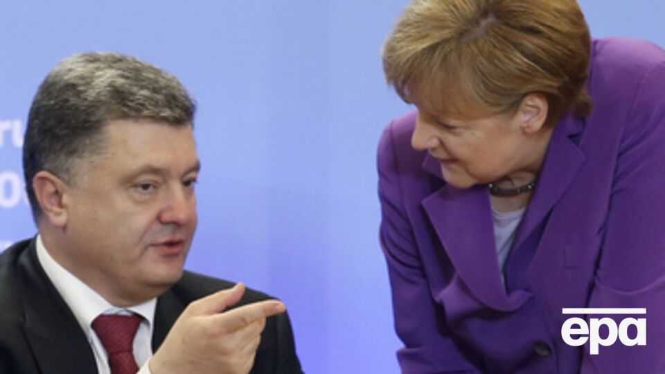 Петр Порошенко и Ангела Меркель во время церемонии подписания Соглашения об ассоциации между Украиной и ЕС 27 июня 2014 года в Брюсселе