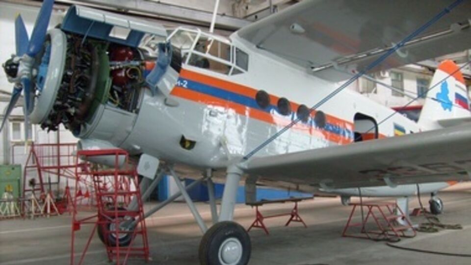 Военным отремонтируют три самолета и двигатель