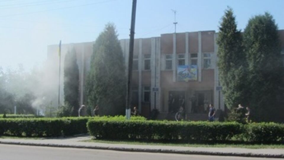 Работники военкомата происшествие не комментируют, но утверждают, что пожар произошел в хозяйственных постройках