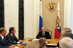 Владимир Путин и члены Совета федерации на совещании