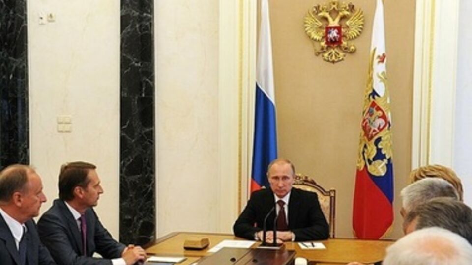 Владимир Путин и члены Совета федерации на совещании