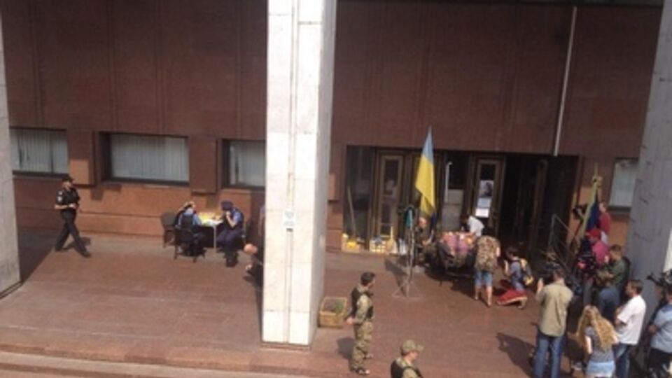 В момент взрыва возле Украинского дома находились люди