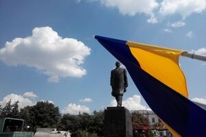 В Краматорске демонтируют памятник Ленину. Фоторепортаж