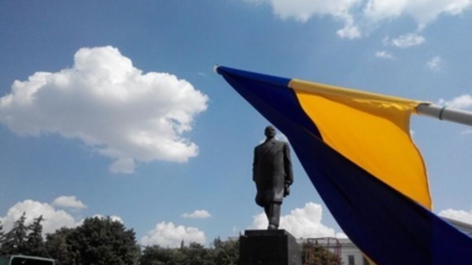 В Краматорске демонтируют памятник Ленину. Фоторепортаж