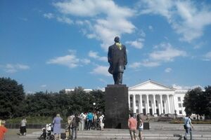 Памятник Ленину не снесли, но повязали на него украинский флаг