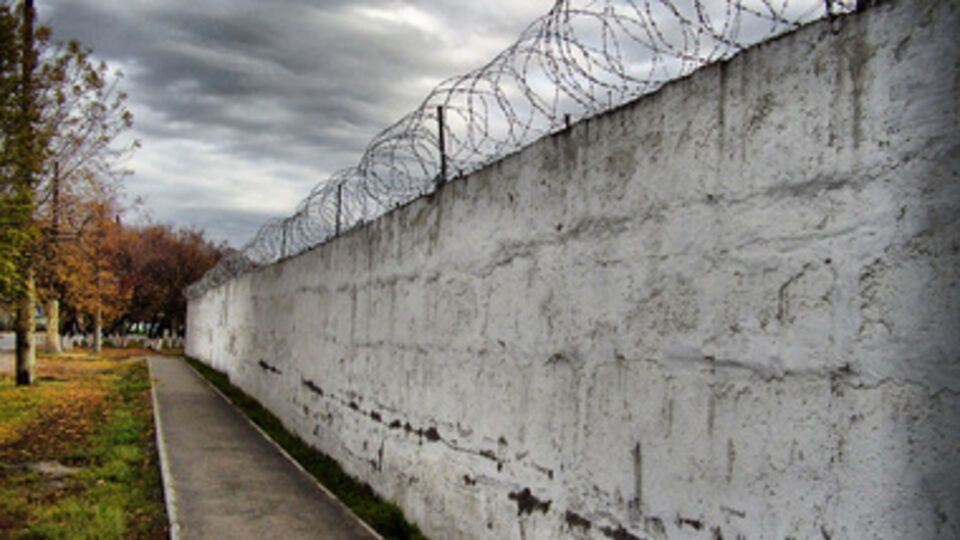 Вооруженные люди вынудили выпустить осужденного за сепаратизм, убийство и разбой