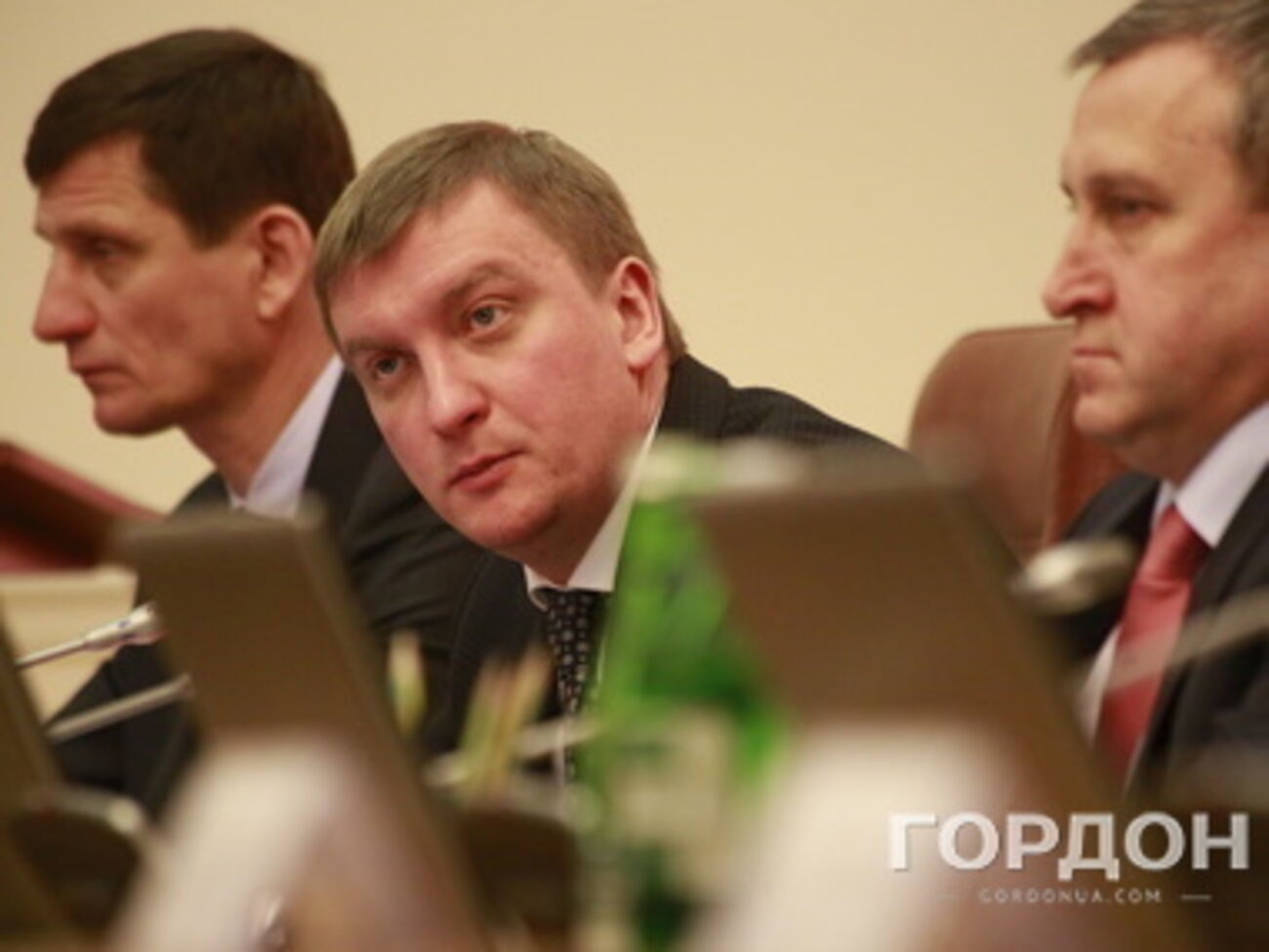 "Расправ и судилищ не будет, но в случае выявления указанных фактов будут поданы соответствующие иски", --- сказал Петренко