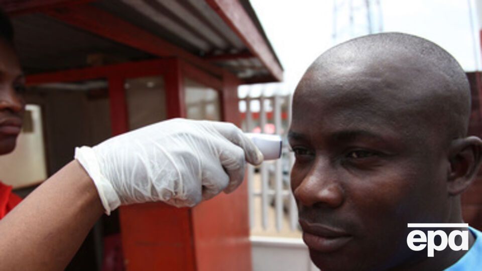 Государственная нефтяная корпорация Нигерии закрыла одну из своих клиник после того, как там заболел работник