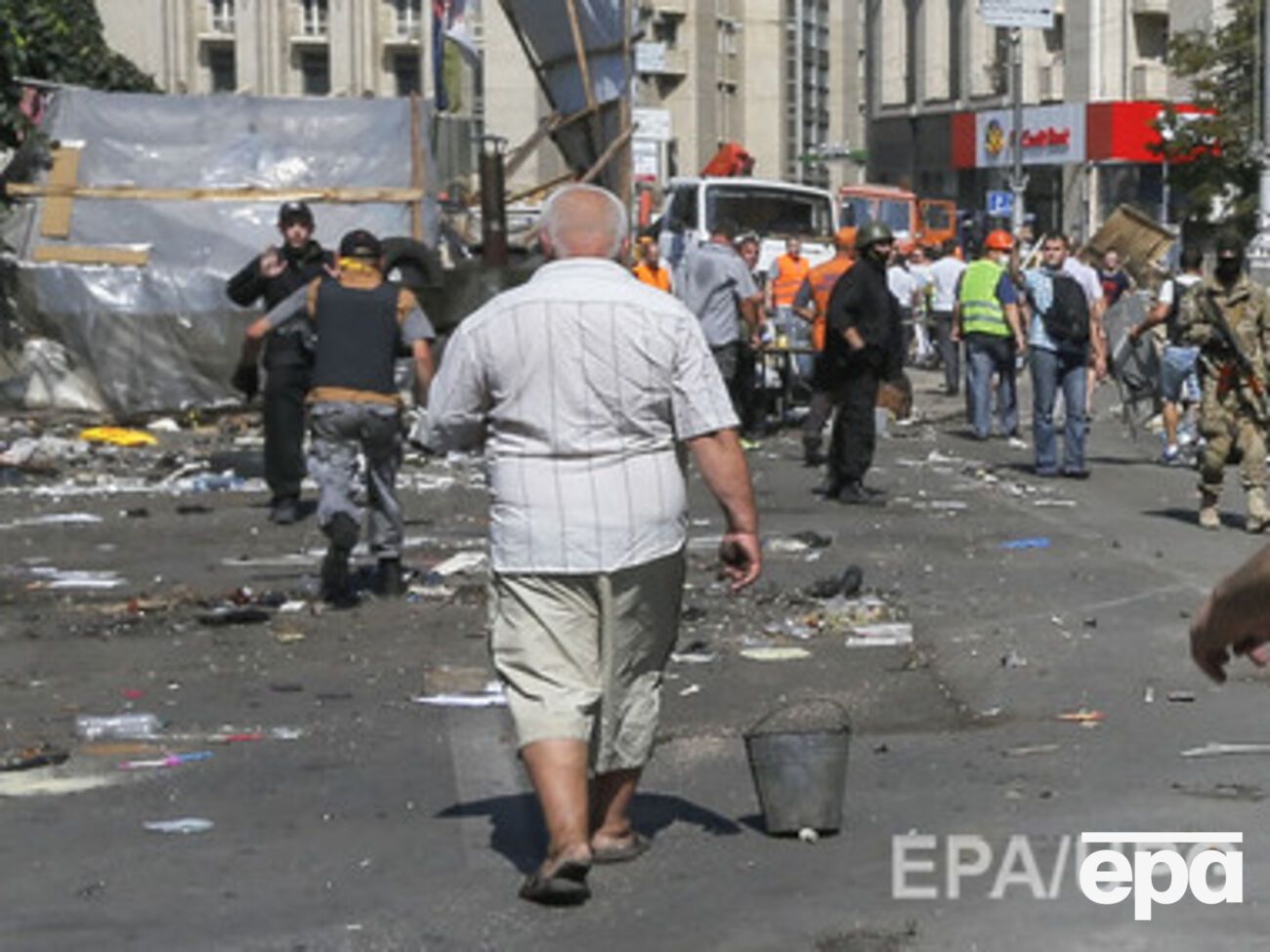 На Майдане помогают убирать десятки добровольцев