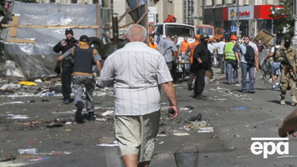 На Майдане помогают убирать десятки добровольцев