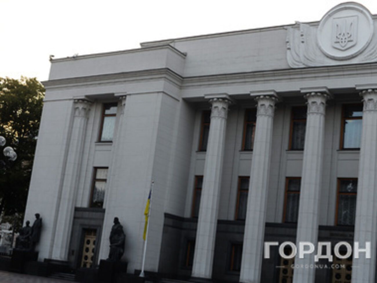 Под стенами собрались несколько десятков активистов