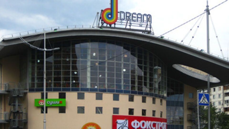 На территории торгового центра ищут взрывчатку