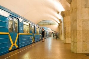 Поезда на "красной ветке" киевской подземки час не останавливались на "Вокзальной"