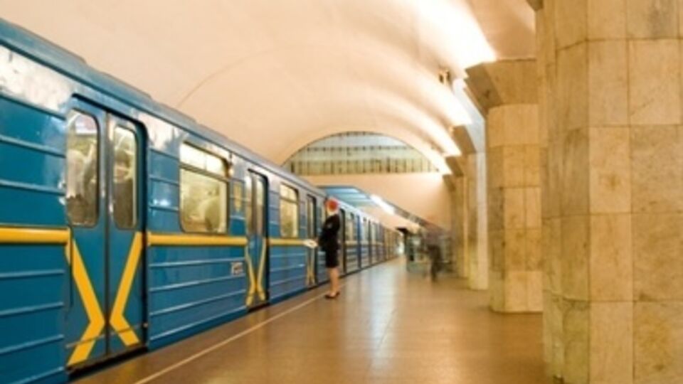 Поезда на "красной ветке" киевской подземки час не останавливались на "Вокзальной"