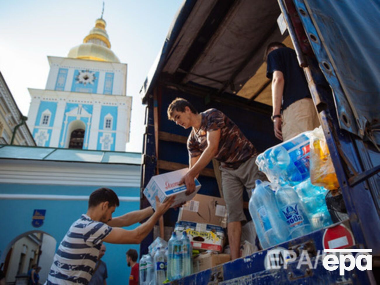 Люди продолжают собирать и передавать для бойцов все необходимое