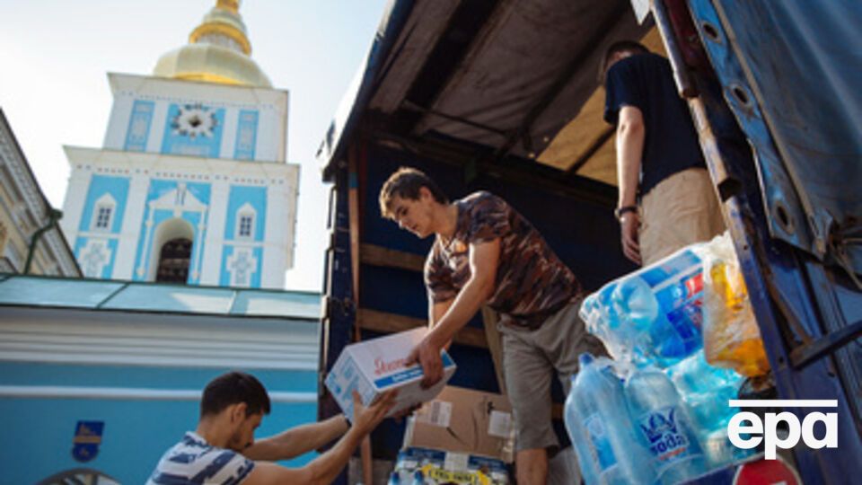 Люди продолжают собирать и передавать для бойцов все необходимое