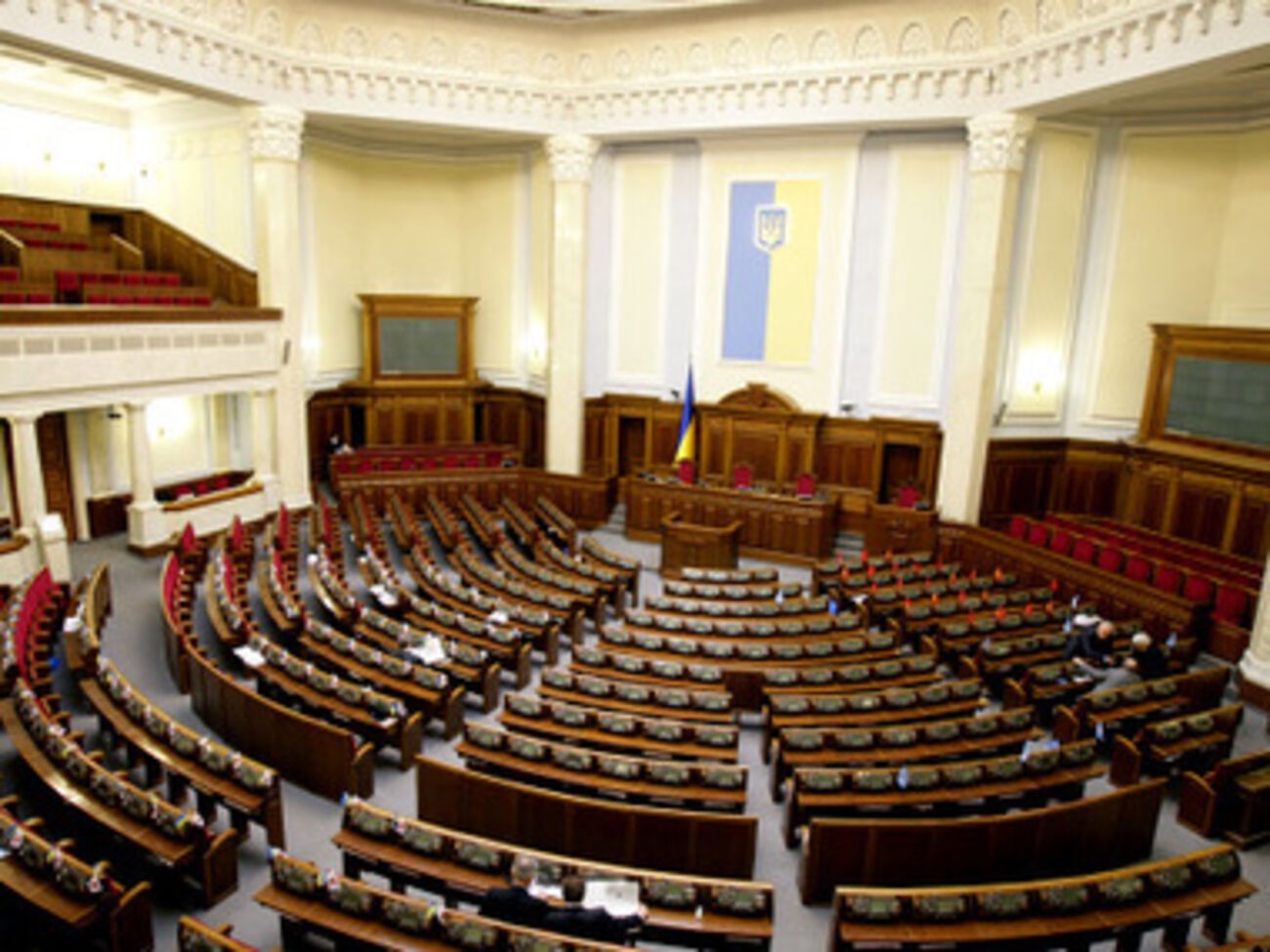 Главы парламентских фракций обсуждают повестку на завтрашний день