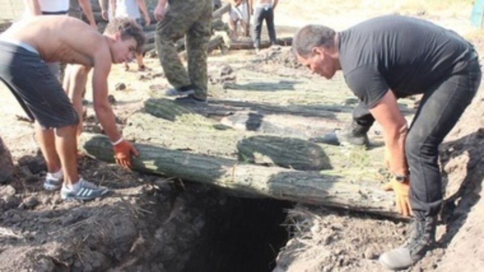 Пока одни жители Мариуполя паникуют, другие роют окопы