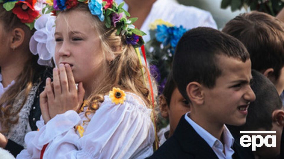 В аннексированном Крыму дети не побоялись встретить День знаний в вышиванках