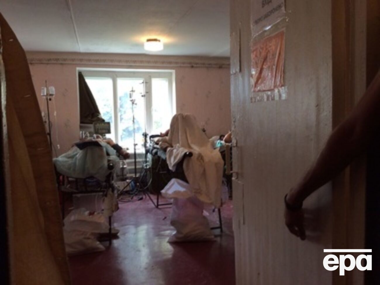 59-ый полевой госпиталь переехал в здание сельской школы, в классах теперь палаты и операционные