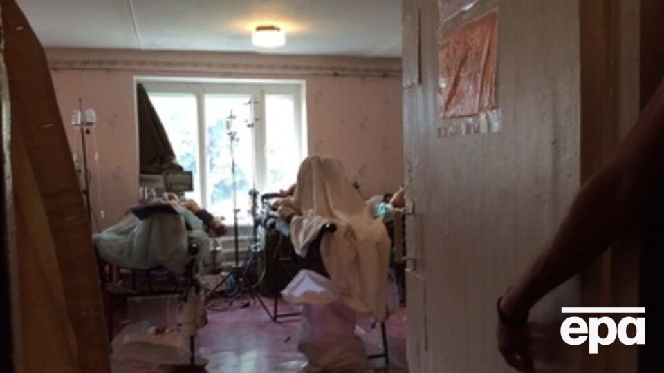 59-ый полевой госпиталь переехал в здание сельской школы, в классах теперь палаты и операционные