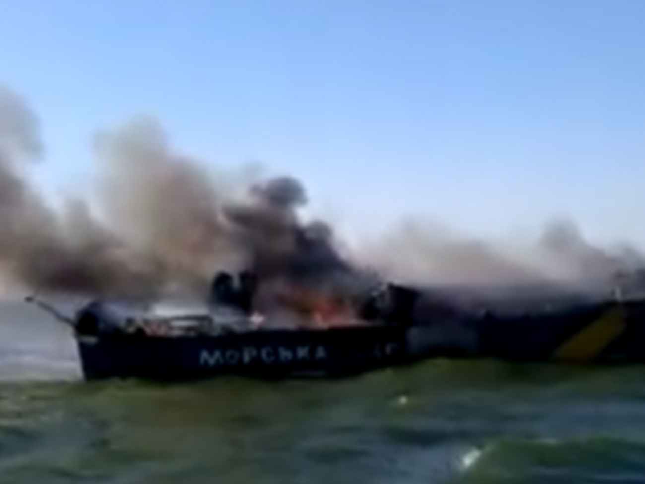 В результате попадания ракеты, на одном из катеров начался пожар