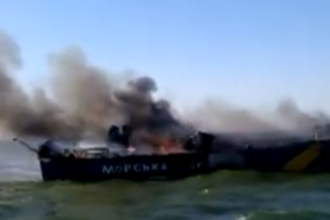 В результате попадания ракеты, на одном из катеров начался пожар