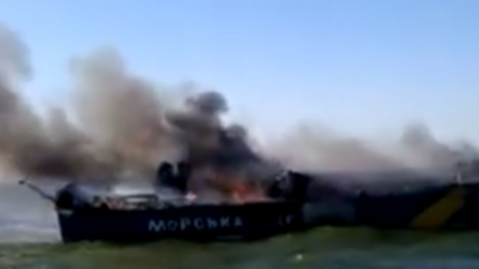 В результате попадания ракеты, на одном из катеров начался пожар