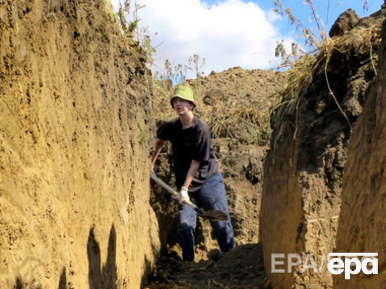 Планируется вырыть ров глубиной 2 м и шириной 4 м