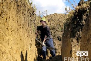 Планируется вырыть ров глубиной 2 м и шириной 4 м