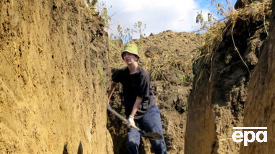 Планируется вырыть ров глубиной 2 м и шириной 4 м