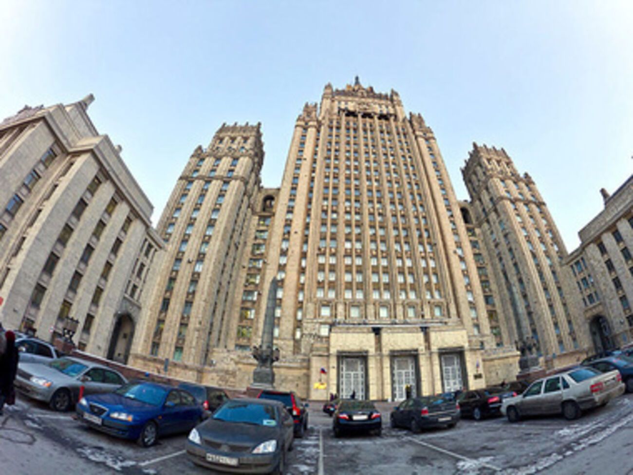 Российские дипломаты обещают "должную реакцию"