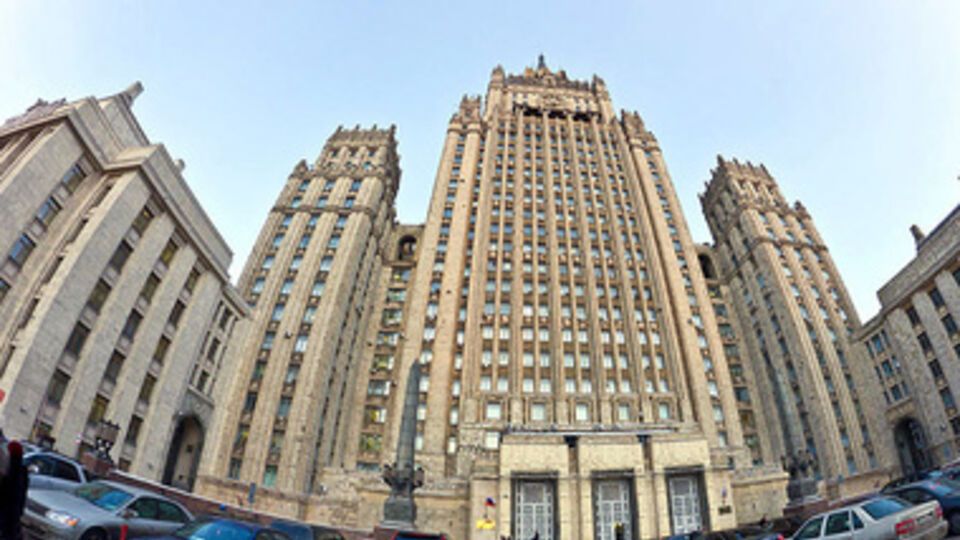 Российские дипломаты обещают "должную реакцию"