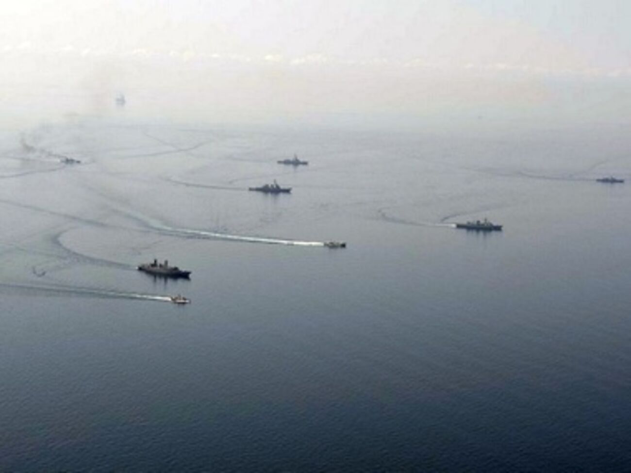 В маневрах приняли участие 12 кораблей и судов обеспечения, самолеты и вертолеты морской авиации