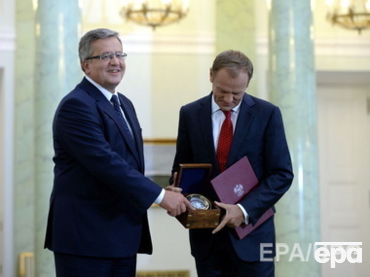 Бронислав Коморовский принял отставку Дональда Туска, подарил ему прощальный подарок и попросил остаться до назначения нового правительства