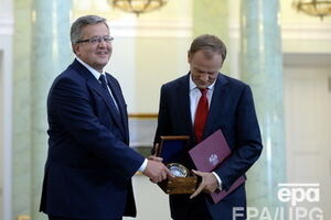 Бронислав Коморовский принял отставку Дональда Туска, подарил ему прощальный подарок и попросил остаться до назначения нового правительства