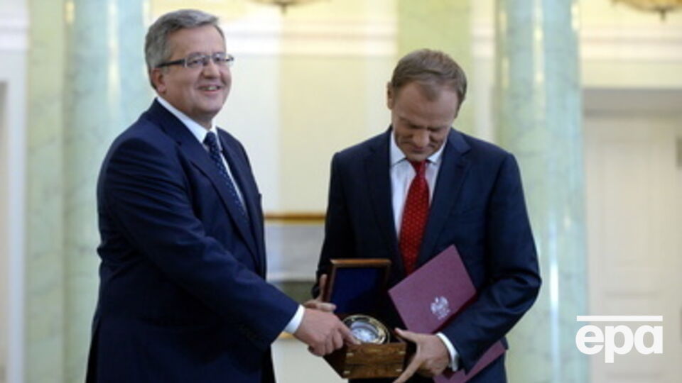 Бронислав Коморовский принял отставку Дональда Туска, подарил ему прощальный подарок и попросил остаться до назначения нового правительства