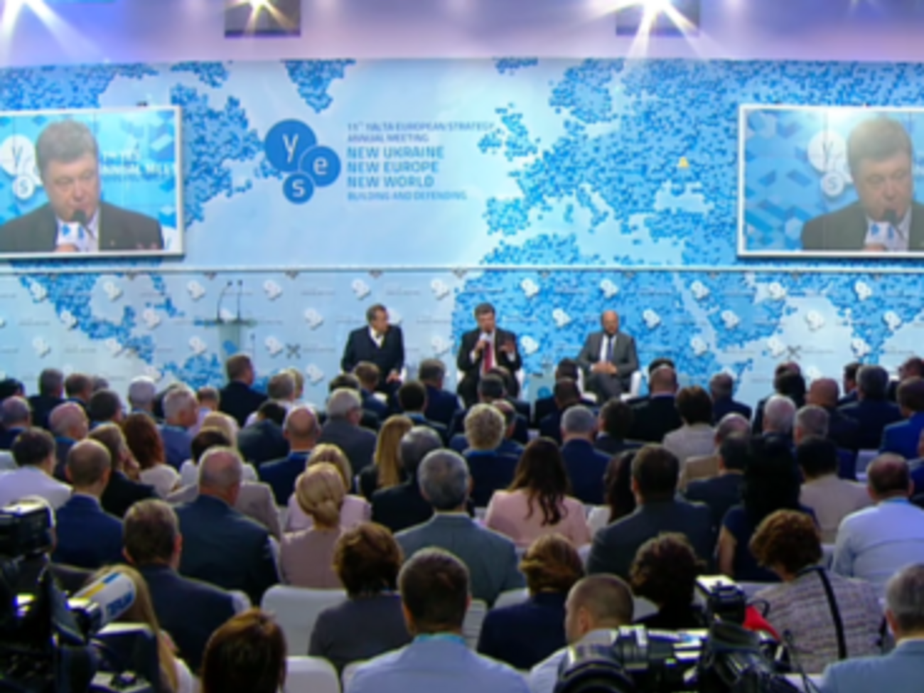 Выборы не могут проходить под дулом автоматов, заявил Порошенко