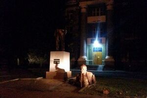 Разрушенный памятник возле Орджоникидзевского райсуда Харькова