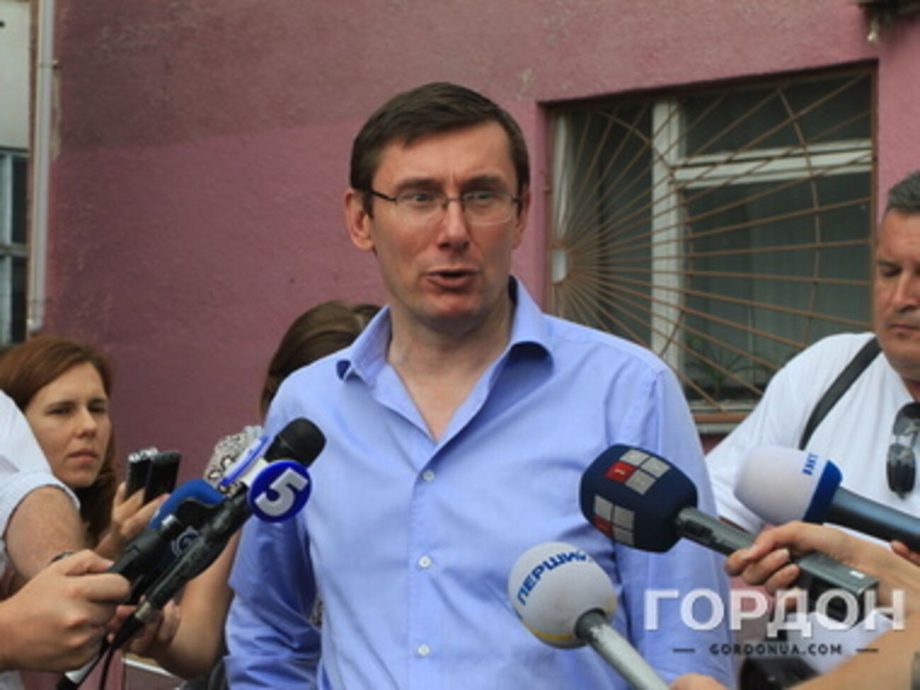 Донбассу предоставят особый гуманитарный статус, отметил Луценко